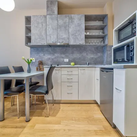 Ξενοδοχείο με διαμερίσματα Luxury Kalman Centar 3*